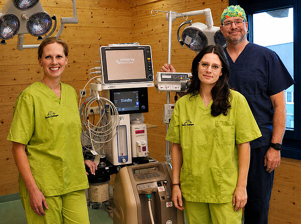 Anesthesia team with modern anesthesia equipment at a veterinary practice in Aachen.