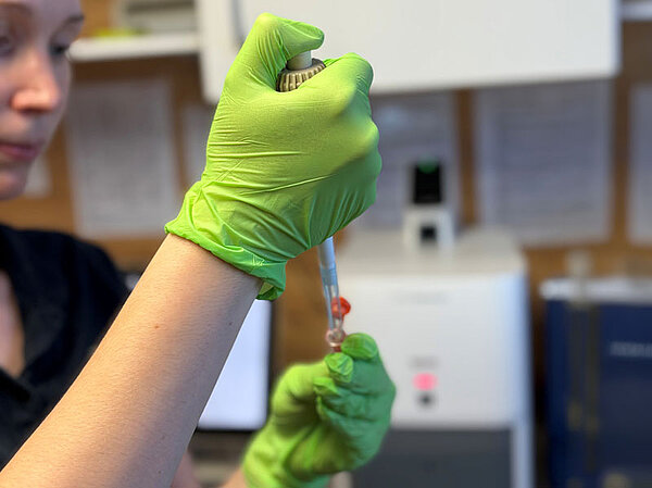 Blood sample collection at a veterinary practice in Aachen.