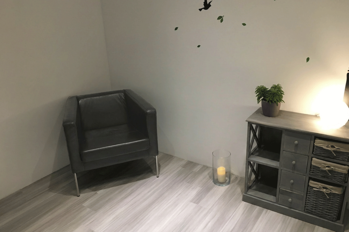 Quiet farewell room in the veterinary practice with armchair, soft lighting and a calm atmosphere for pet owners.