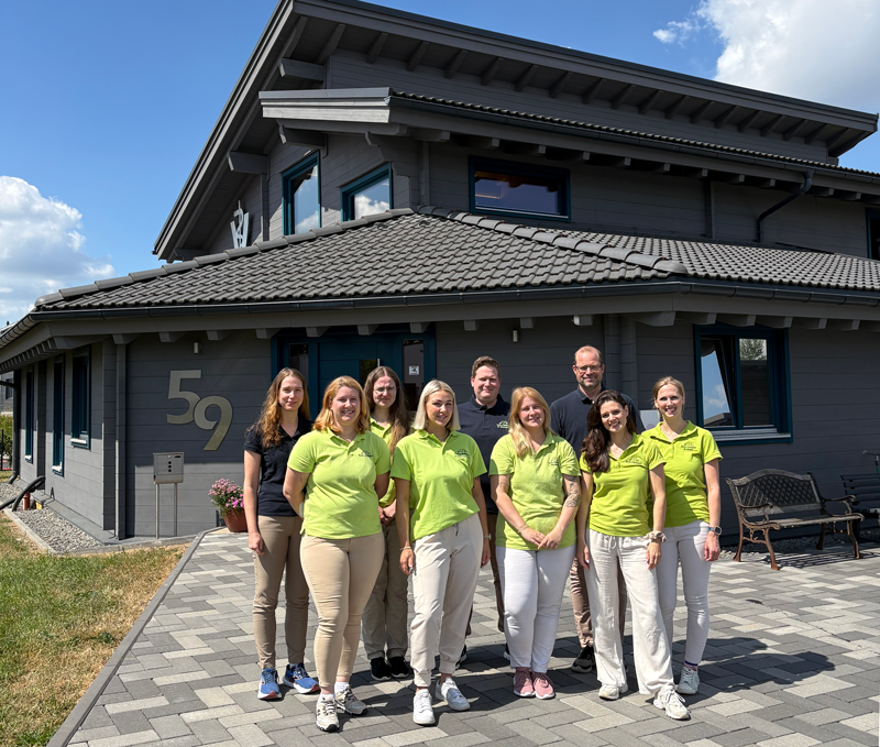 The Koch & Kollegen Veterinary Practice team outside their practice in Aachen-Brand